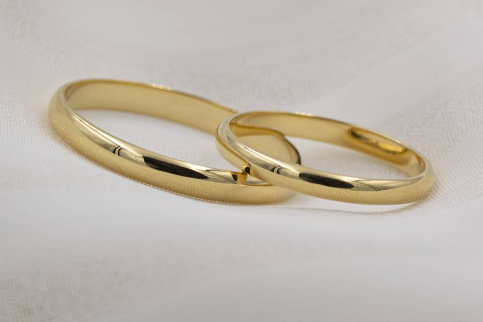 Alianzas clásicas de oro 18k.
