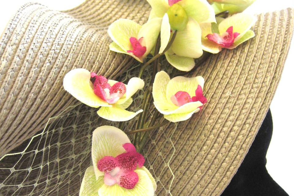 Tocado decorado con orquideas