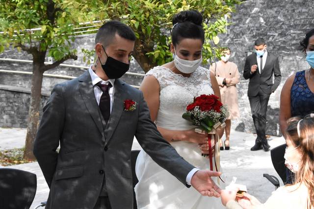 Novios casándose