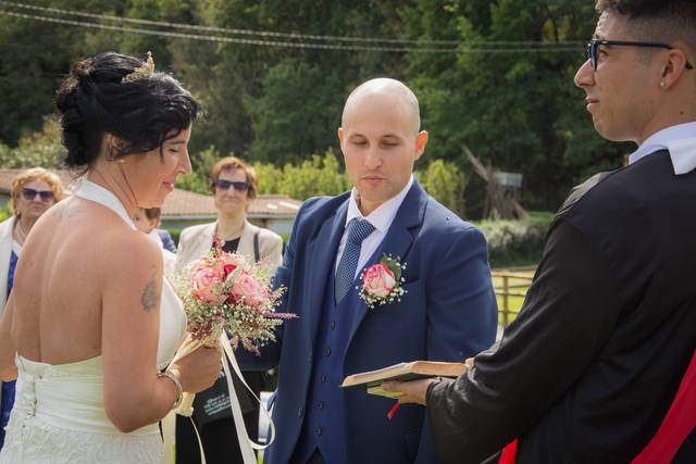 El cura casando a los novios