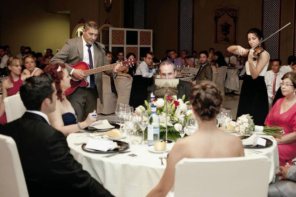 Boda con guitarra y violín