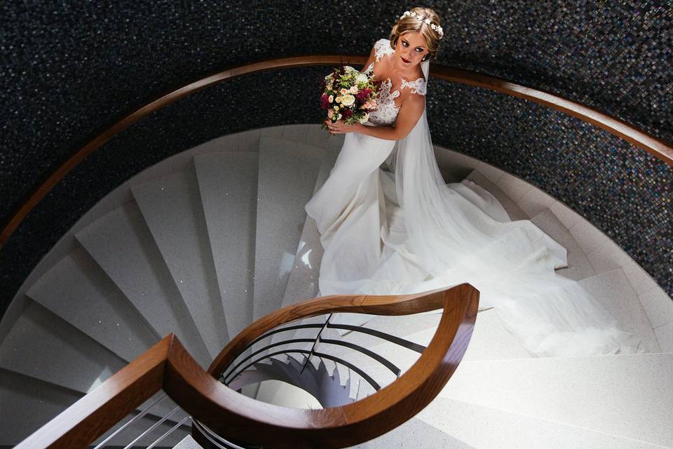 Chema Artiga, novia en las escaleras