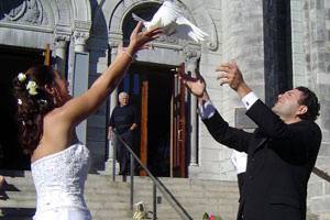 Pareja con palomas