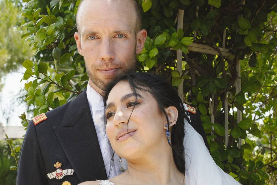 Novios en jardines