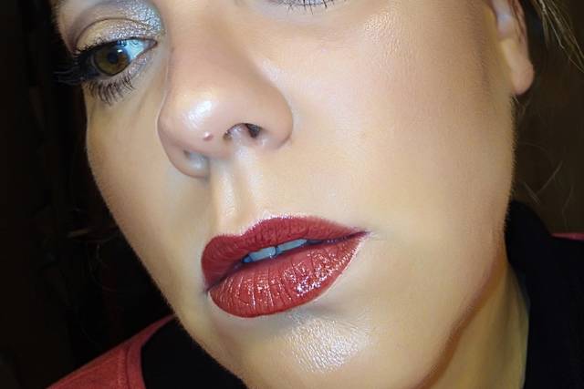 Eyeliner y labio rojo