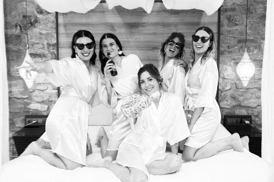 Novia con amigos