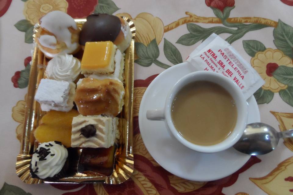 Pastelitos y café