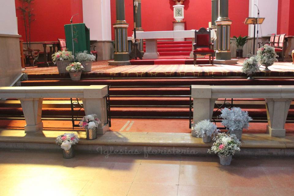 Altar iglesia cestas+jaulas