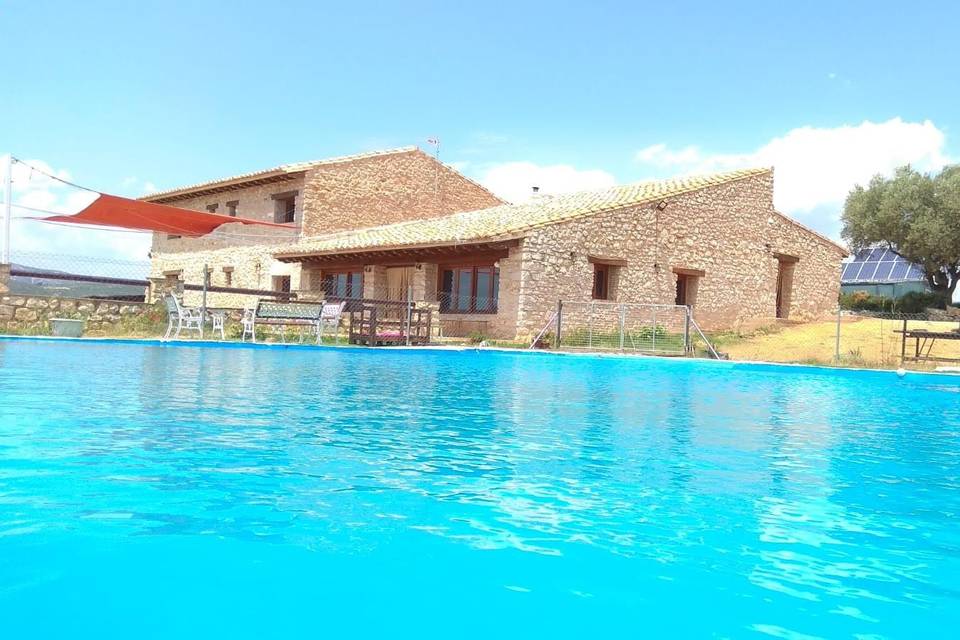 Piscina y casa