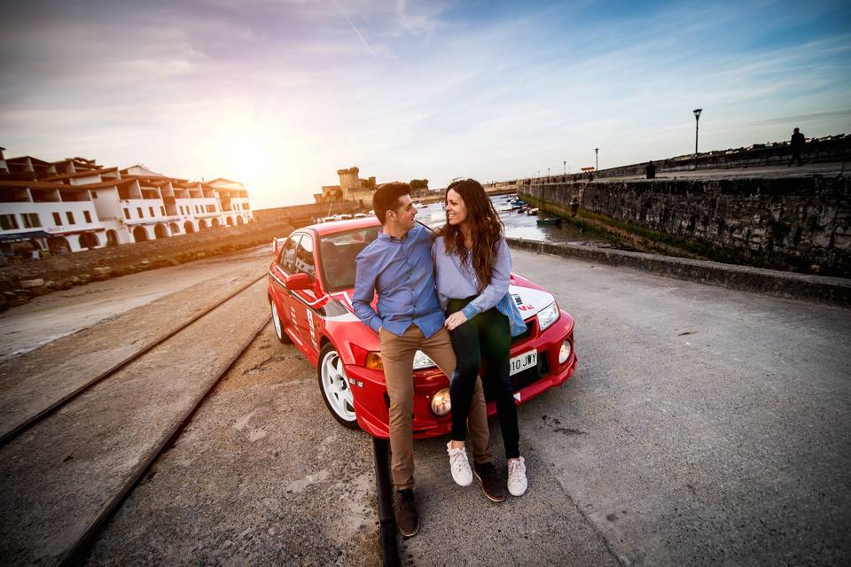 La pareja en el coche