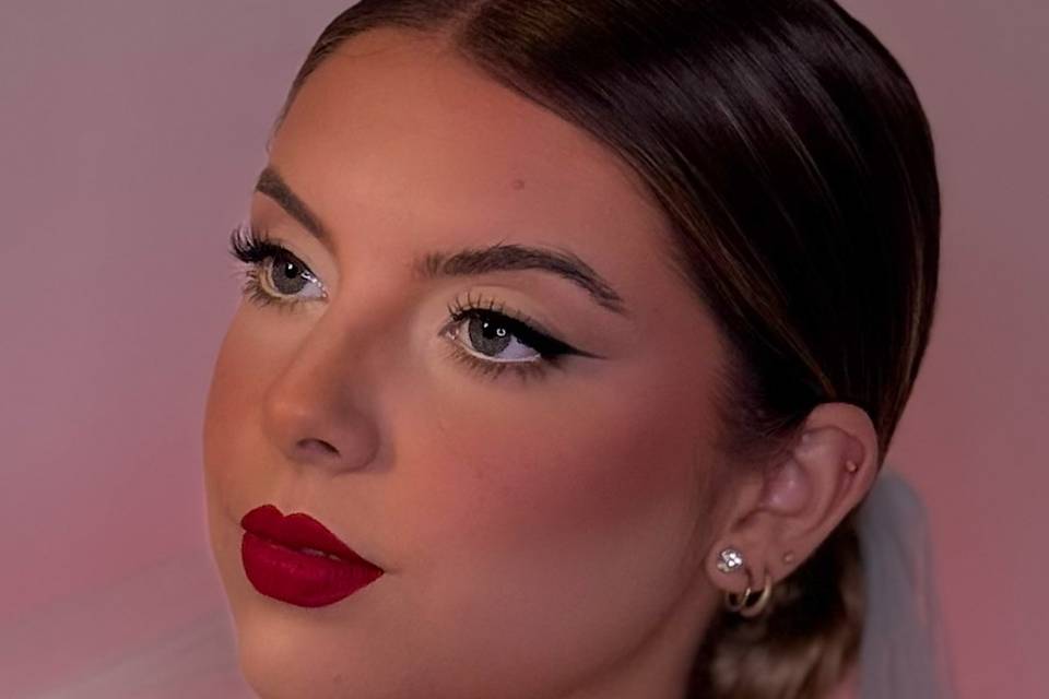 Maquillaje con labios rojos