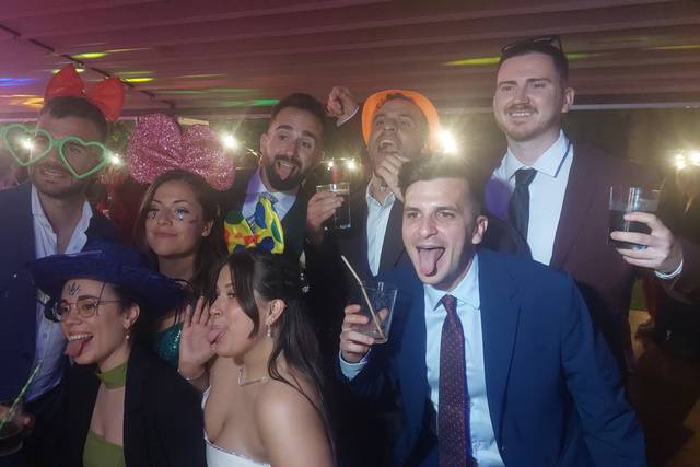 Pareja e invitados