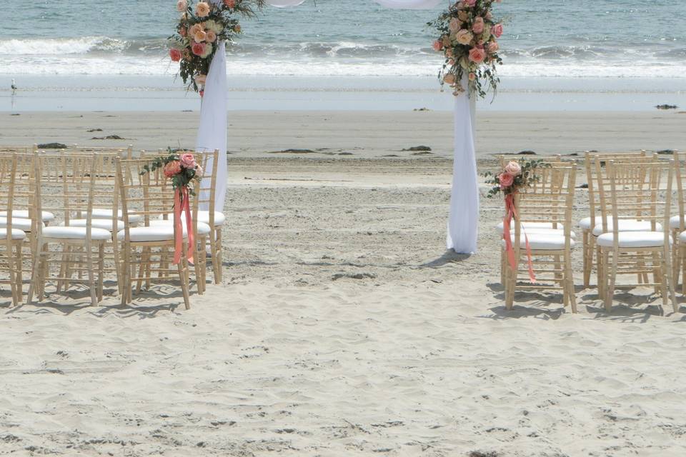 Arco de boda con tela y flores