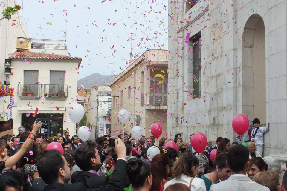 Suelta de globos a la salida iglesia