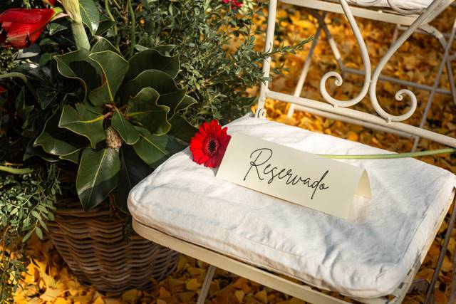 Salida de novios con flores