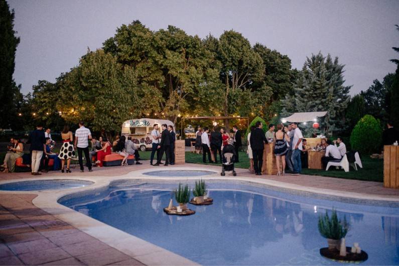 Aperitivo en la piscina