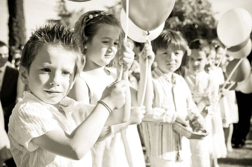 Niños esperando a los novios