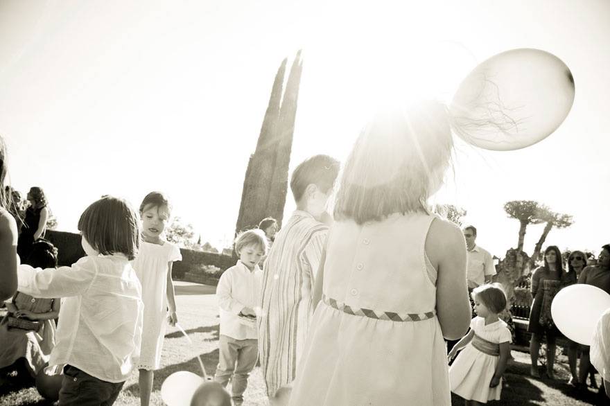 Niños esperando a los novios