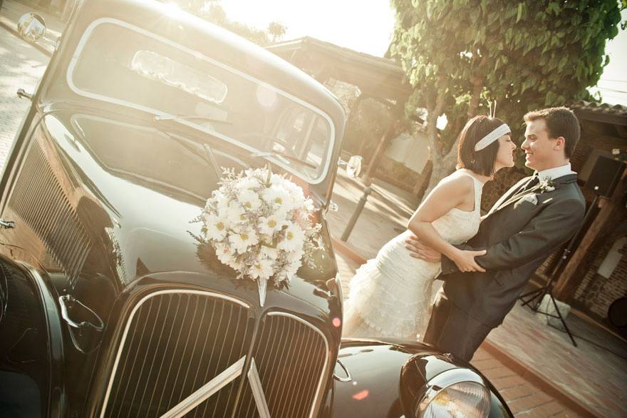 Novios en coche clásico