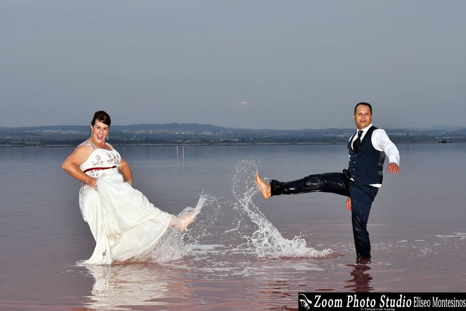 Postboda en el rio