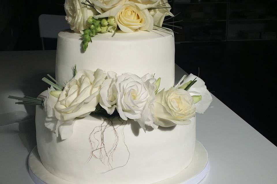 Tarta de boda con flores naturales