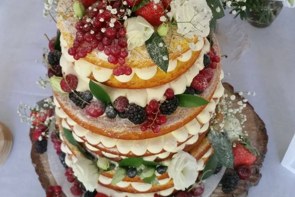 Naked cake con frutas y flores