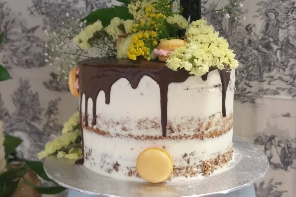 Tarta de boda semicubierta