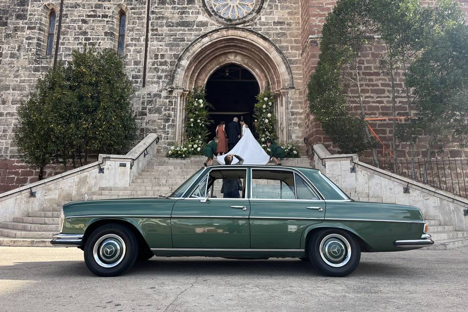 Entrada novia con Mercedes 250