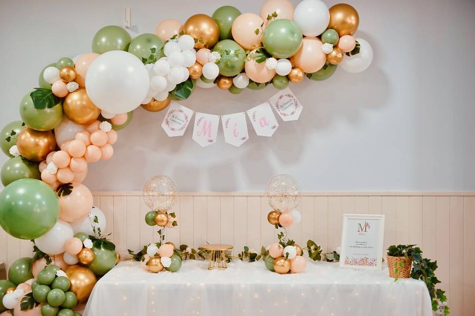 Arco de globos y mesa decorada