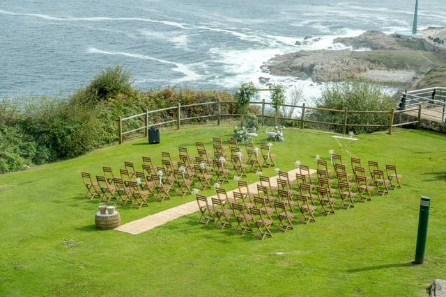 Sillas_madera_cesped_ceremonia_mar