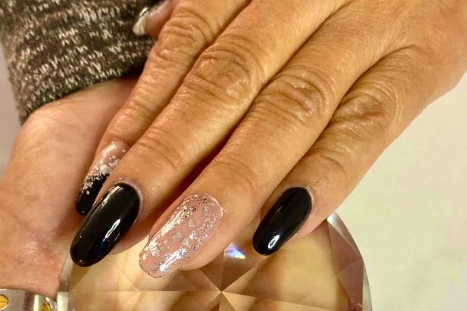 Manicura negra y brillante