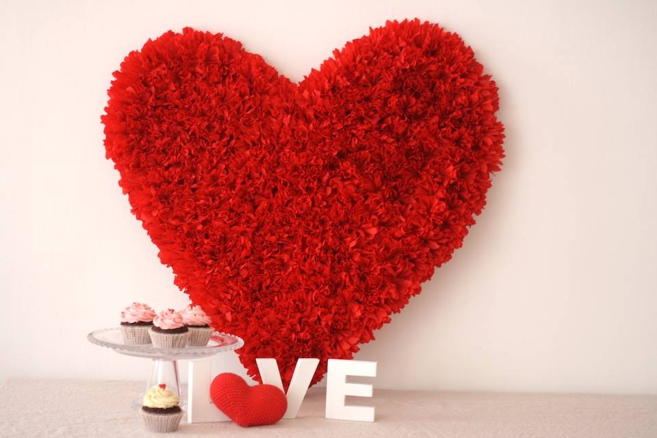 Corazón de flores rojo
