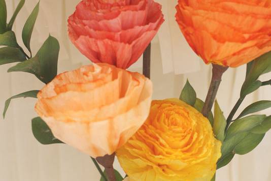 Centro de flores de papel naranja