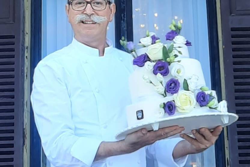 Tarta de boda de flores azules y blancas