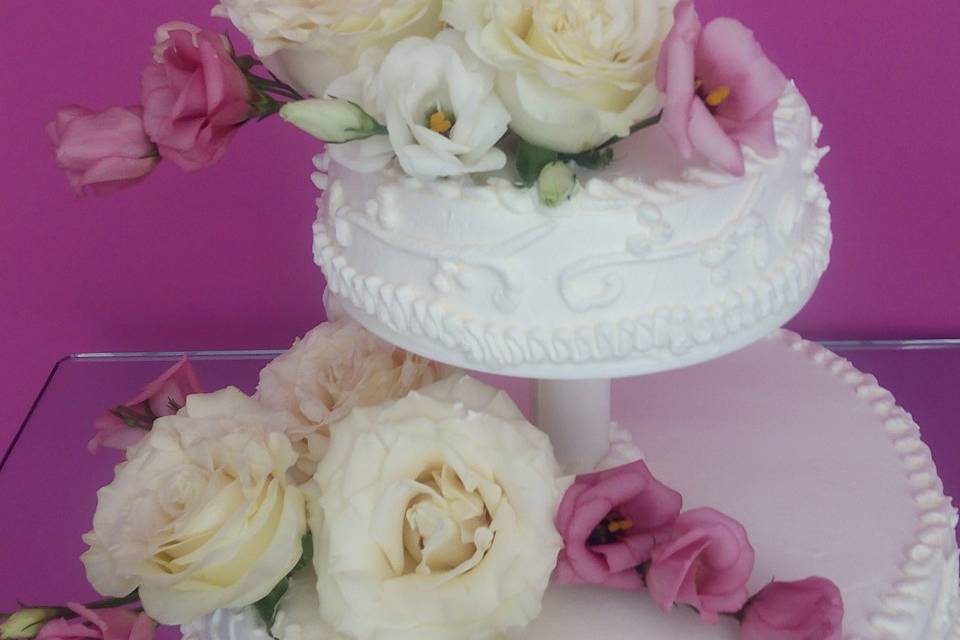 Tarta nupcial con flores naturales