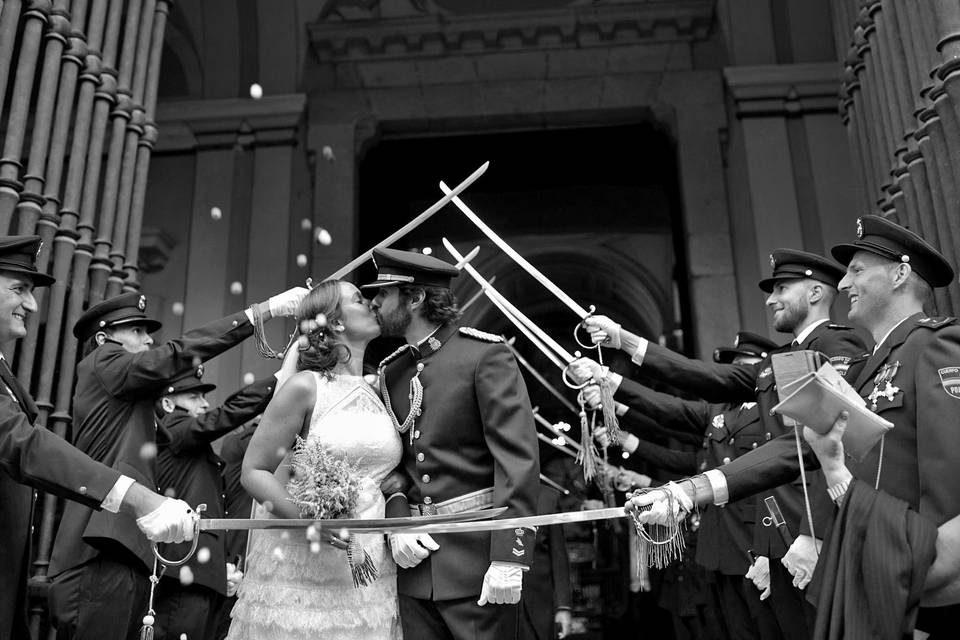 El beso entre las espadas