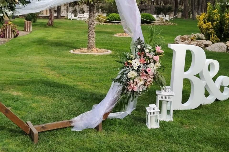 Arco decorado con flores