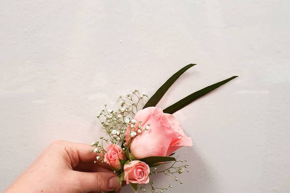 Prendido de novio con rosa