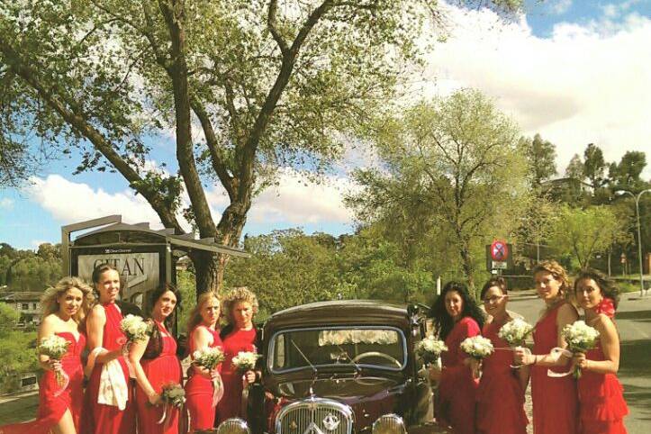 Damas de honor junto al coche