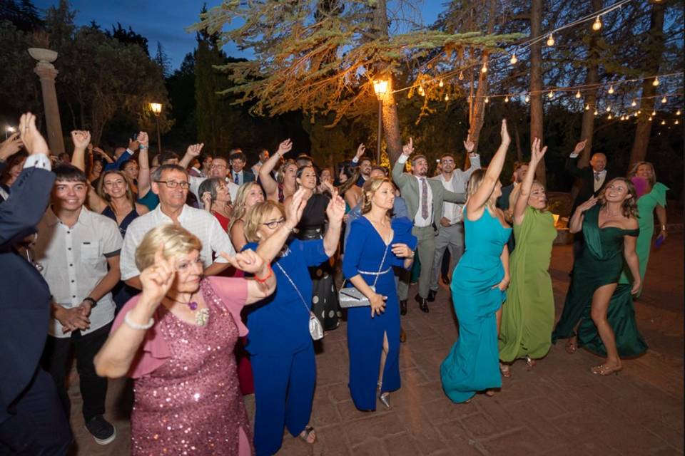 Haciendo bailar a los invitado