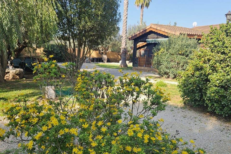Jardín y cabañas