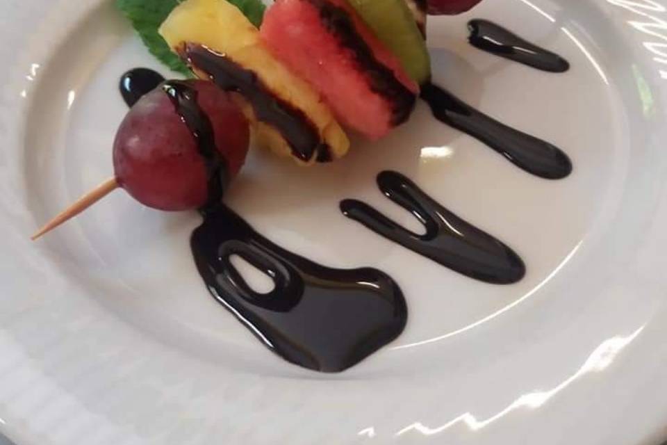 Pinchos frutales con choco