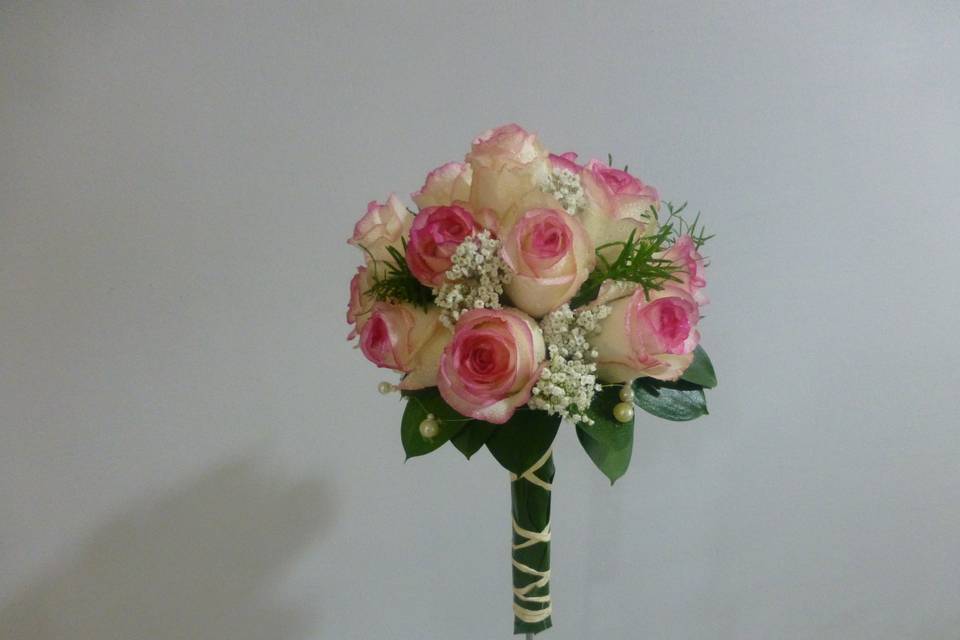 Ramo de novia de rosas y orquídeas