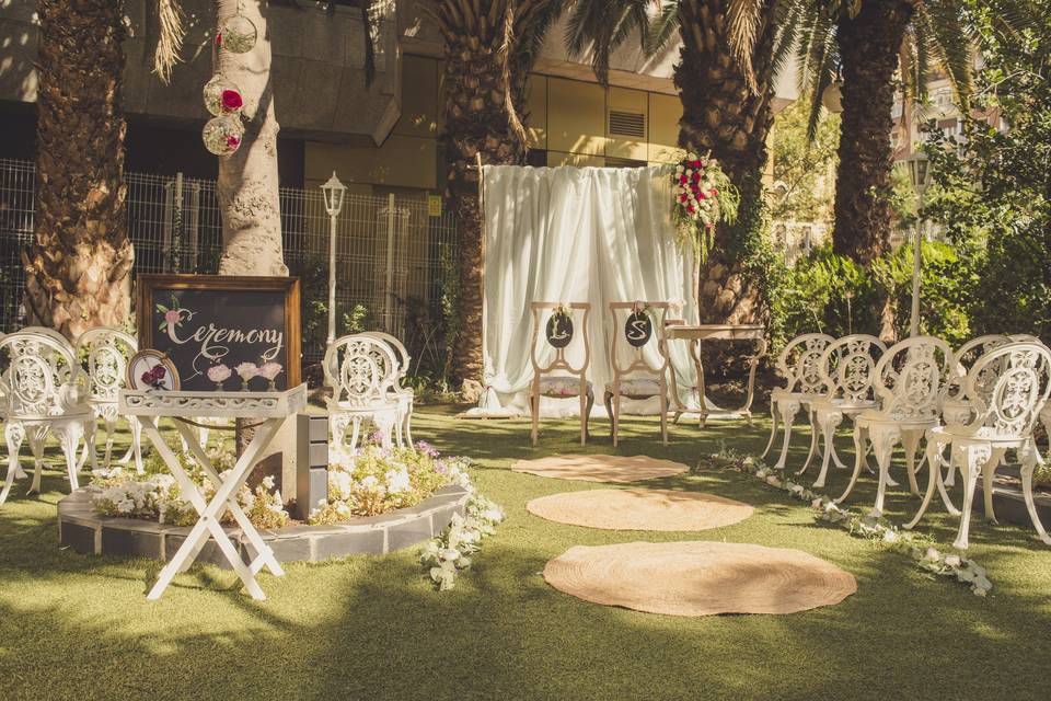 Novios en altar civil