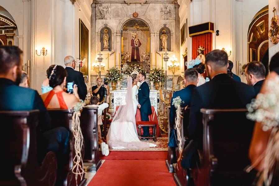 Beso en la iglesia