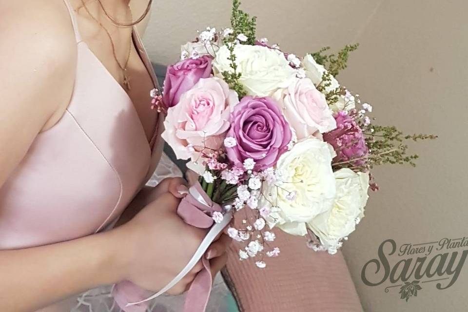 Ramo de novia con rosas de jardín