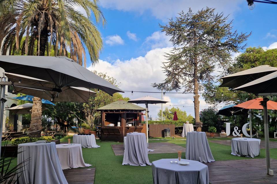 Aperitivo boda jardín palmeras