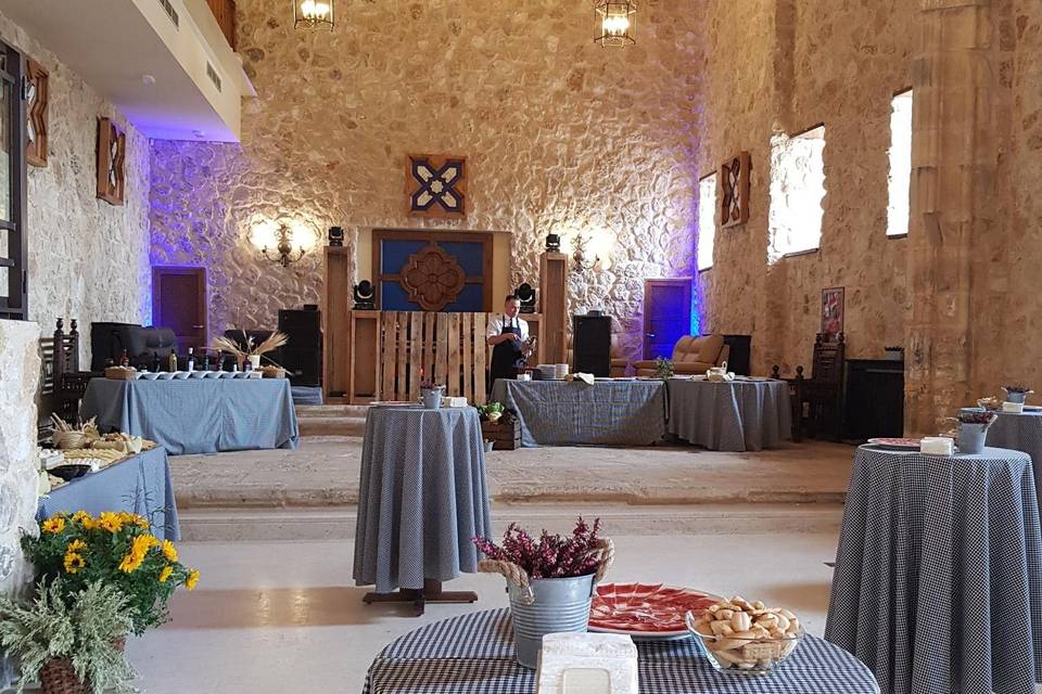 Cóctel en el salón medieval