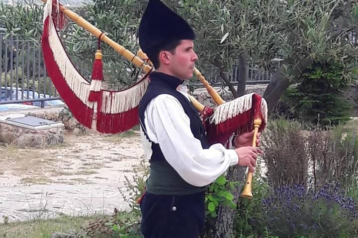 Gaitero a la salida de la ceremonia