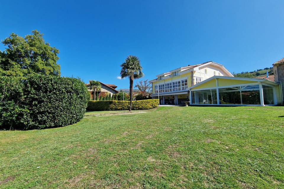 Amplios jardines